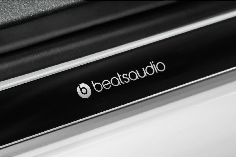 内外装の各所に「Beats」のブランドロゴである“bマーク”をデザイン