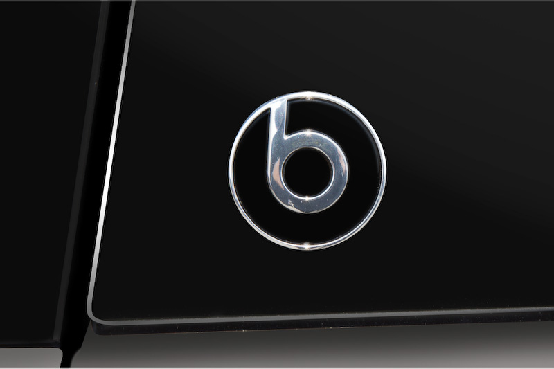 内外装の各所に「Beats」のブランドロゴである“bマーク”をデザイン