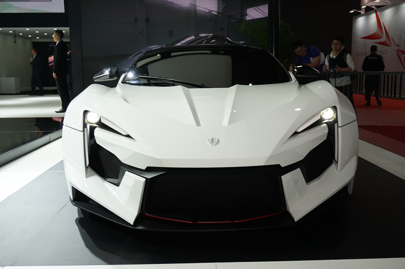 ドバイに拠点を置くスーパーカーメーカーW MOTORSと中国のICONIQ MOTORSによるブース