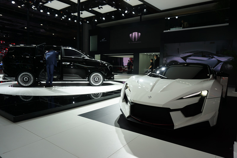 ドバイに拠点を置くスーパーカーメーカーW MOTORSと中国のICONIQ MOTORSによるブース