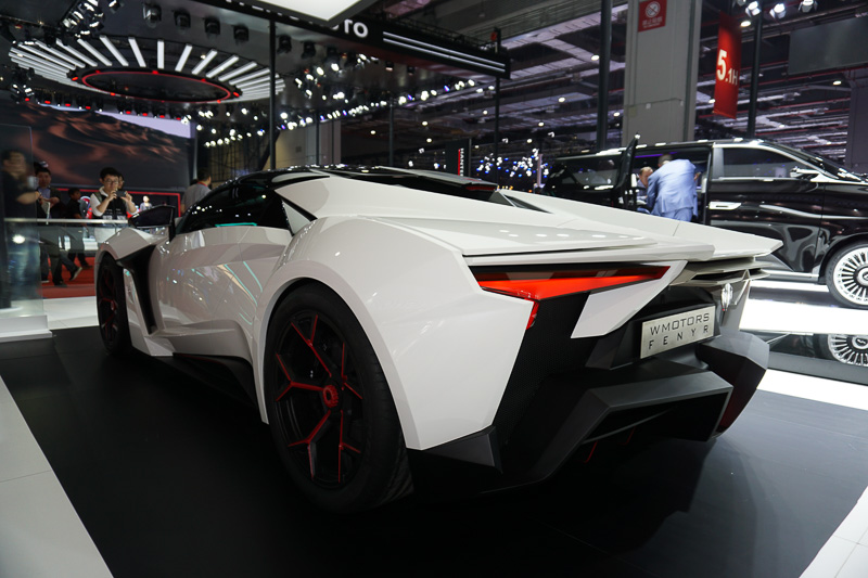 ドバイに拠点を置くスーパーカーメーカーW MOTORSと中国のICONIQ MOTORSによるブース