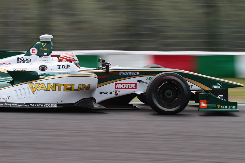 コースレコードとなる1分35秒907でポールポジションを獲得した37号車 VANTELIN KOWA TOM'S SF14/TOYOTA RI4A（中嶋一貴）