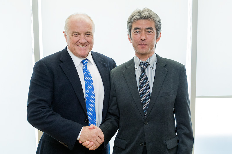 Masters Historic Racing Ltd 代表 ロン・メイドン氏（左）、株式会社モビリティランド 鈴鹿サーキット総支配人 塩津宏幸氏（右）