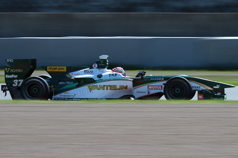 優勝した中嶋一貴選手（37号車 VANTELIN KOWA TOM'S SF14/TOYOTA RI4A）