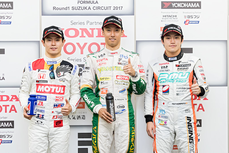 表彰台に上った国本雄資選手（左）、中嶋一貴選手（中央）、山本尚貴選手（右）