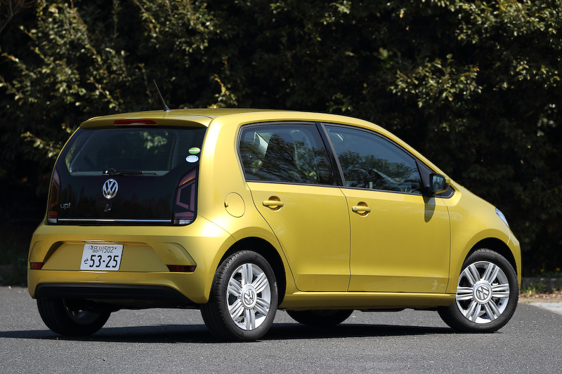 4月27日にフェイスリフトされた新型「up!」。撮影車は4ドアモデルの「high up!」で、ボディサイズは3610×1650×1495mm（全長×全幅×全高）、ホイールベース2420mm。ボディカラーは新色のハニーイエローメタリック。価格は193万8000円