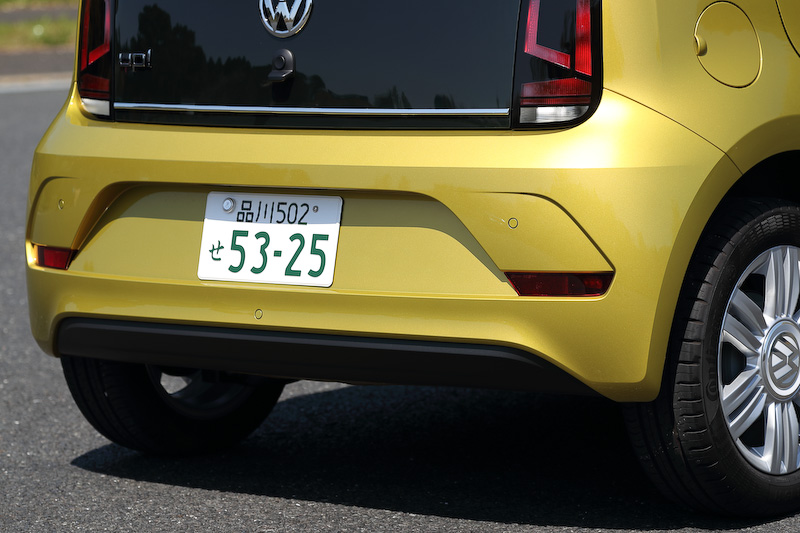 リアバンパーやリアコンビネーションランプのデザインも変更された