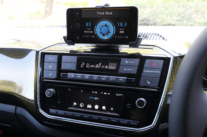 iPhone 7 Plusとコンポジション フォンを連携させることで、ナビ機能やエコドライブのアドバイス機能が利用できるとともに、燃費情報、水温計の表示などを確認することができる