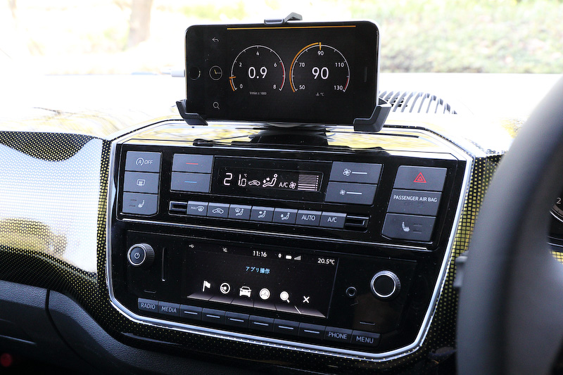 iPhone 7 Plusとコンポジション フォンを連携させることで、ナビ機能やエコドライブのアドバイス機能が利用できるとともに、燃費情報、水温計の表示などを確認することができる