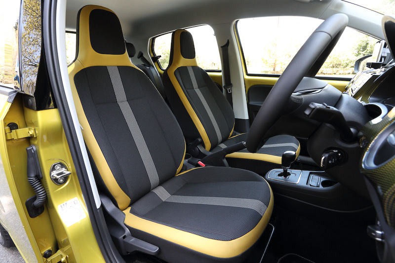 デザインを一新したシートカバーは、外側とセンターにそれぞれラインが入るデザイン。フロントシートはダッシュパッドに合わせてカラーコーディネートされる