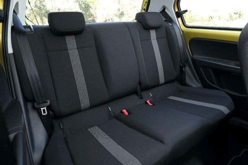 デザインを一新したシートカバーは、外側とセンターにそれぞれラインが入るデザイン。フロントシートはダッシュパッドに合わせてカラーコーディネートされる