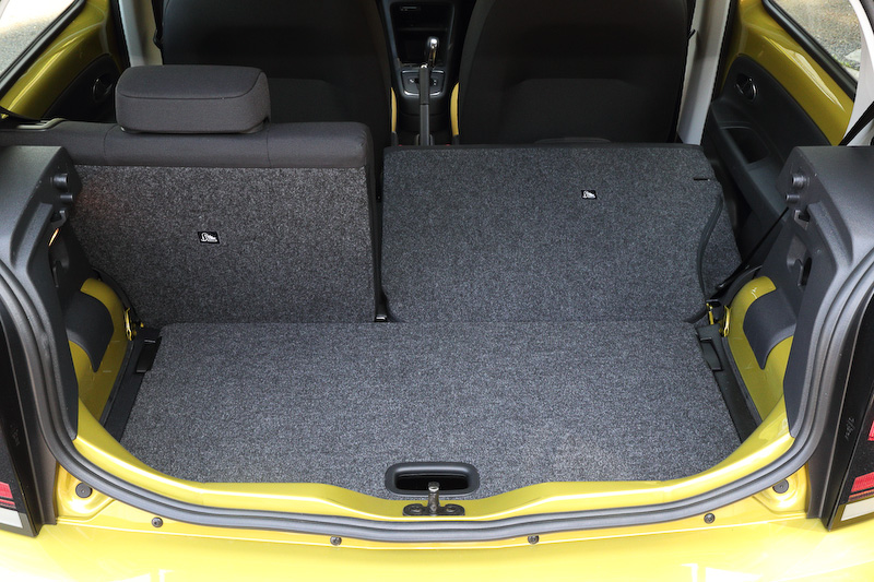 6：4分割可倒式のリアシート