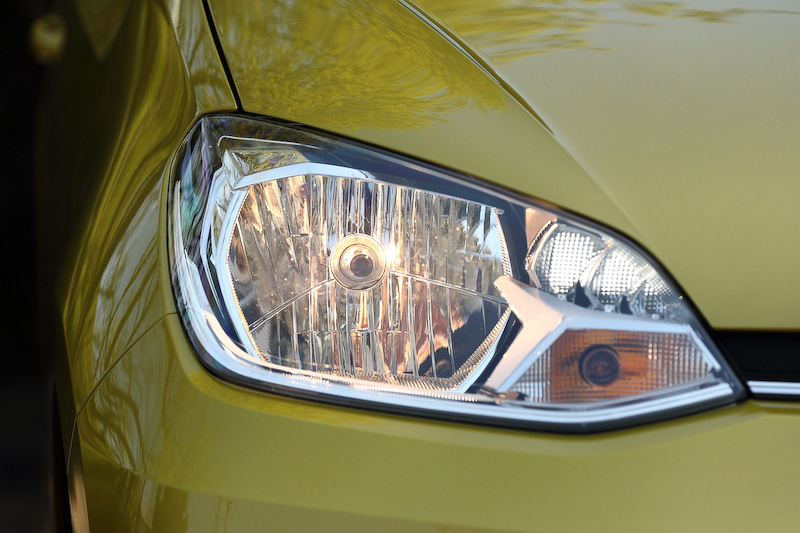 フロントまわりではLEDポジションランプ付ヘッドライト（オートライト機能付）を新採用するとともに、フロントバンパーデザインを変更