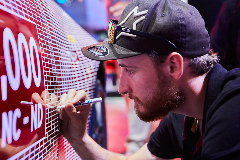 ファンがサインを記入する様子