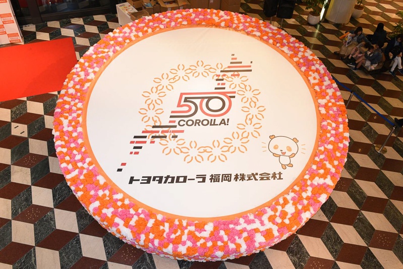 直径6.148mで世界最大のリースに認定された「世界一巨大な花冠」