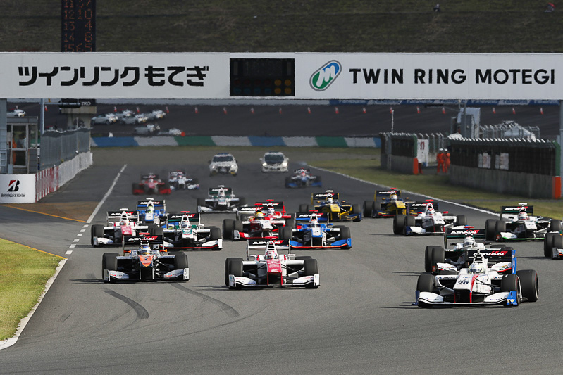 2016年の「ツインリンクもてぎ2＆4レース」で実施されたスーパーフォーミュラ 第4戦のスタートシーン