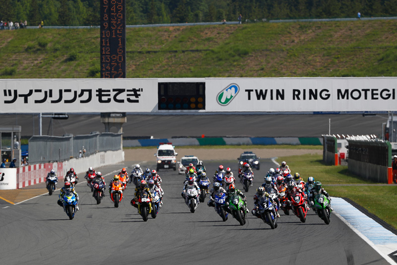 2016年にツインリンクもてぎで行なわれた「全日本ロードレース選手権 第3戦 JSB1000クラス」スタートシーン