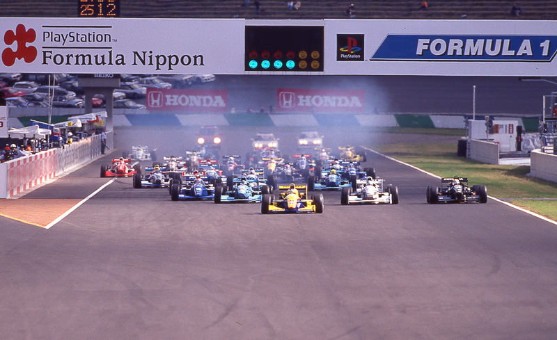 ツインリンクもてぎのオープニングレースとして実施された1997年の「フォーミュラ・ニッポン 第8戦」スタートシーン