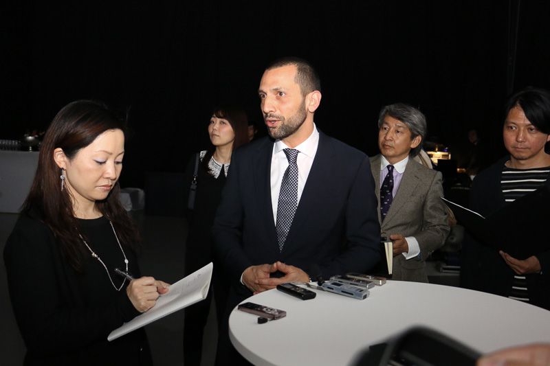 フランチェスコ・クレシ氏（中央）を囲んでのグループインタビューの様子