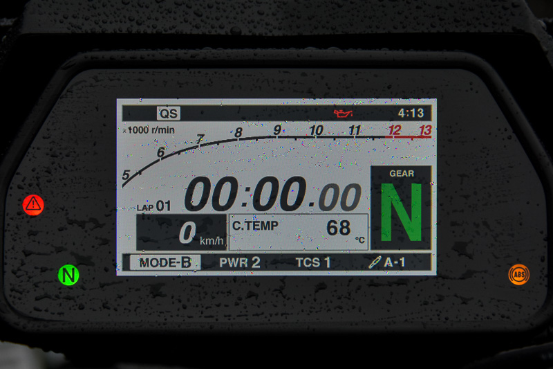 液晶メーターパネルでは、公道に最適な情報が表示される「STREET」モード（左）と、サーキット走行に適した「TRACK」モード（右）を選べるのも面白い