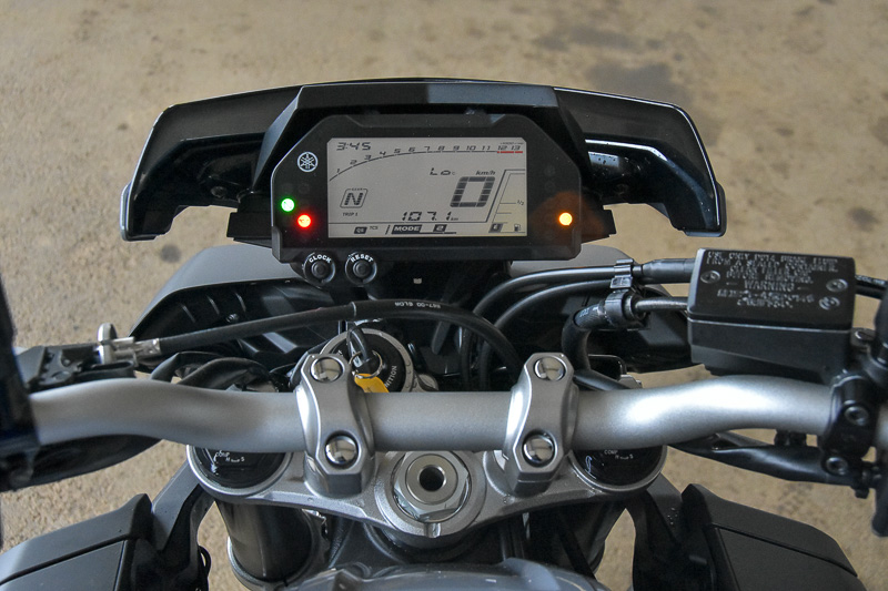 MT-10のメーターパネルはモノクロ液晶