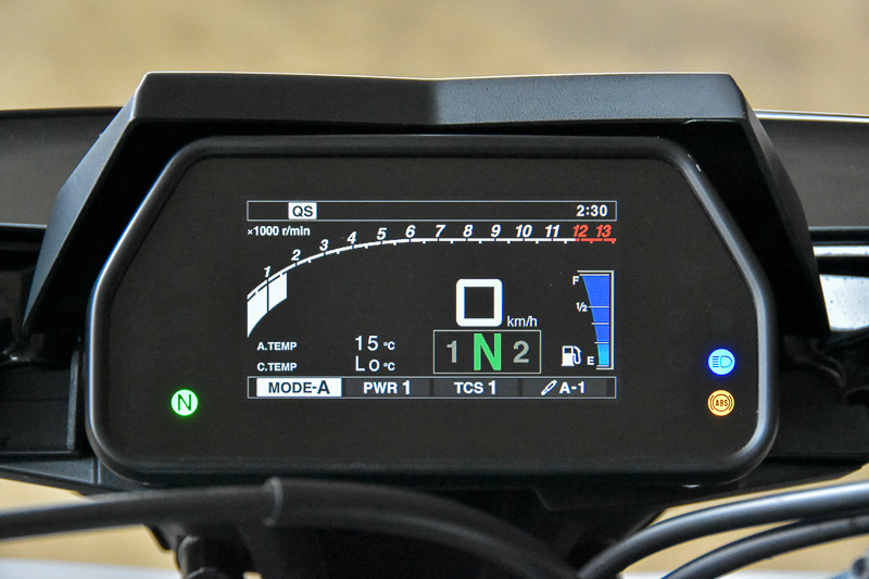 MT-10 SPはフルカラーTFT液晶となっている