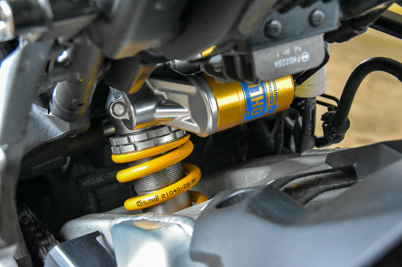 MT-10 SPは前後OHLINS製電子制御サスペンション