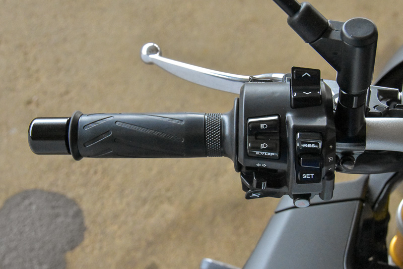 画面はハンドルスイッチボックスにあるボタンで操作できる