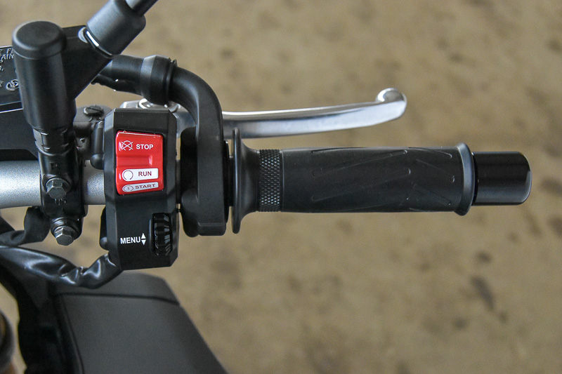 画面はハンドルスイッチボックスにあるボタンで操作できる