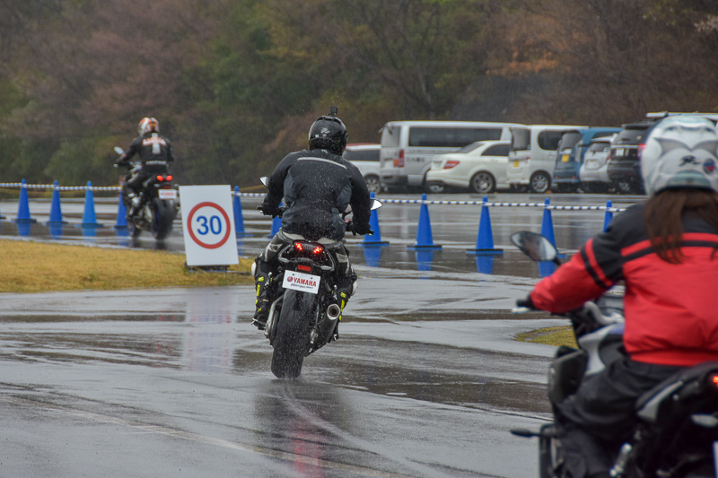 スタートは慎重に発進したが、電子制御のおかげで不安はない