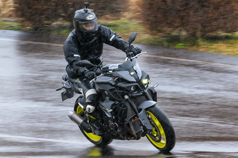 クロスプレーン特有の排気音にも、レーシングマシンであるYZF-R1の鼓動を感じる