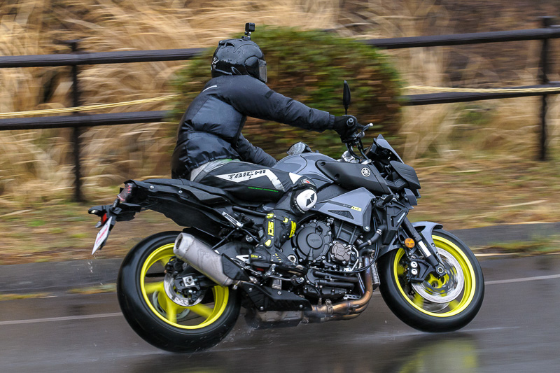 極低速ではエンジン特性上の弱点はあるものの、それ以外の領域はきわめてスムーズで扱いやすい