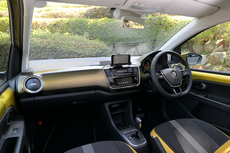 high up!のインテリア（ダッシュパッドカラーはピクセルハニーイエロー）