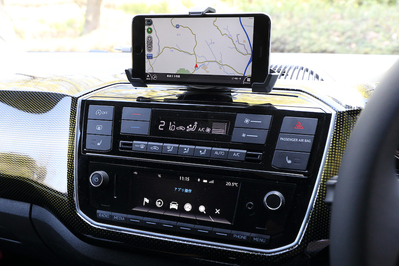 新型up!ではスマホとの連携を強化した純正インフォテイメントシステム「Composition Phone（コンポジション フォン）」を採用（写真のスマホはiPhone 7  Plus）