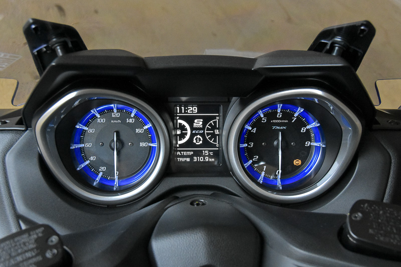 立体的でサイバー感もあるメーターパネル