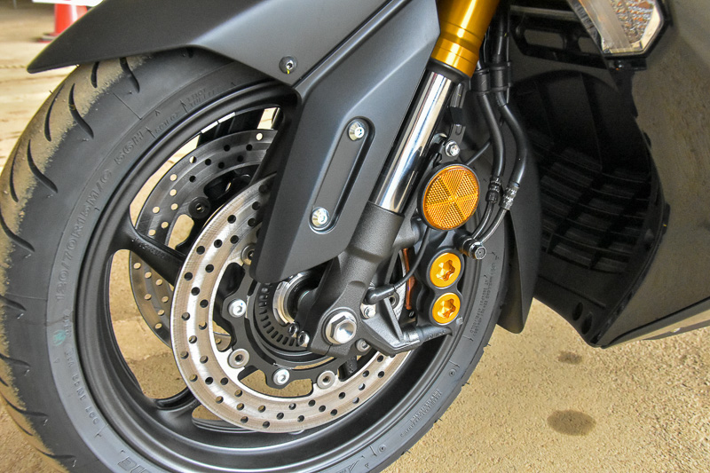 フロントは4 POTラジアルマウントブレーキキャリパー