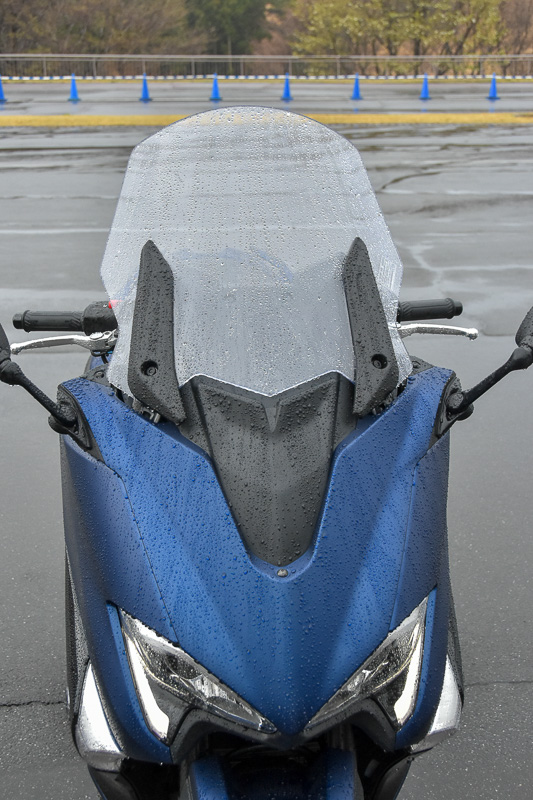 電動調整式スクリーン。最も下げたところ