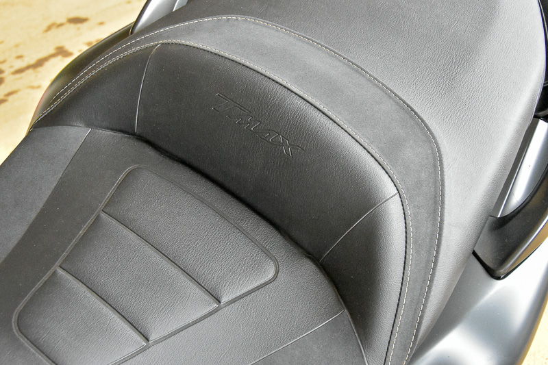 シートのクオリティは高く、クッション性、下半身のホールド性も良い