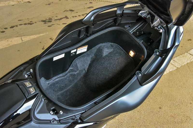 シート下はジェット型ヘルメット2個を収納できる容量