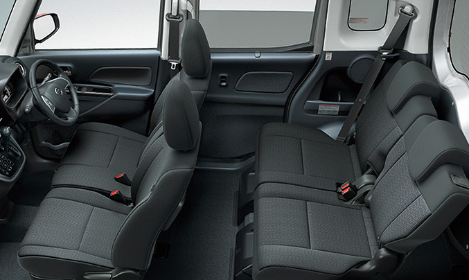 エボニー（黒）色のインテリアを採用するX Vセレクション