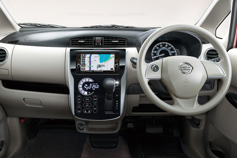 モカ色を採用するX モカセレクションのインテリア。シート表皮やドアトリムクロスがモカ色となる