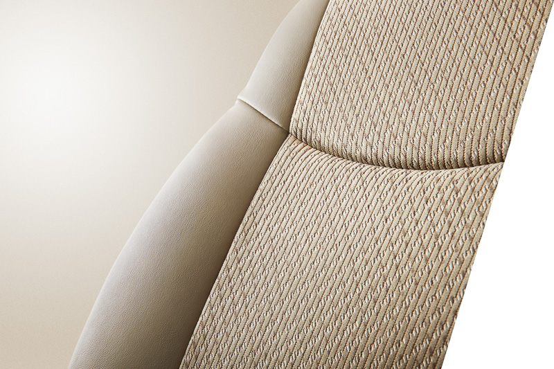 特別仕様車専用のシート表皮であるネオソフィール/スエード調クロスを採用