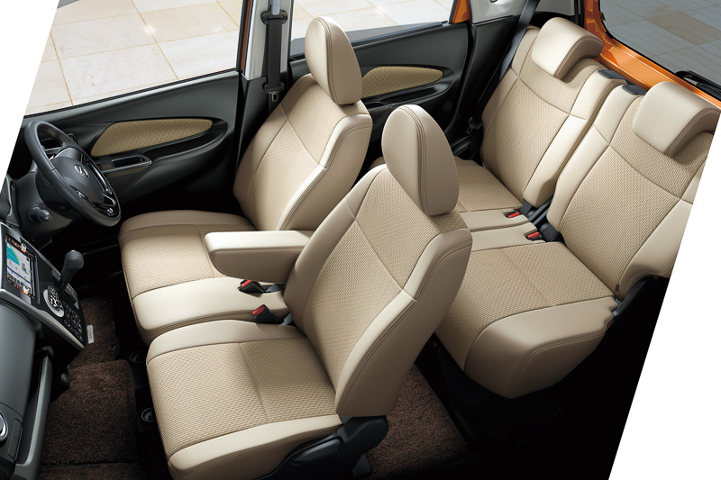 通常はハイウェイスター系のモデルにオプション設定される「プレミアムコンビネーションインテリア」を標準採用