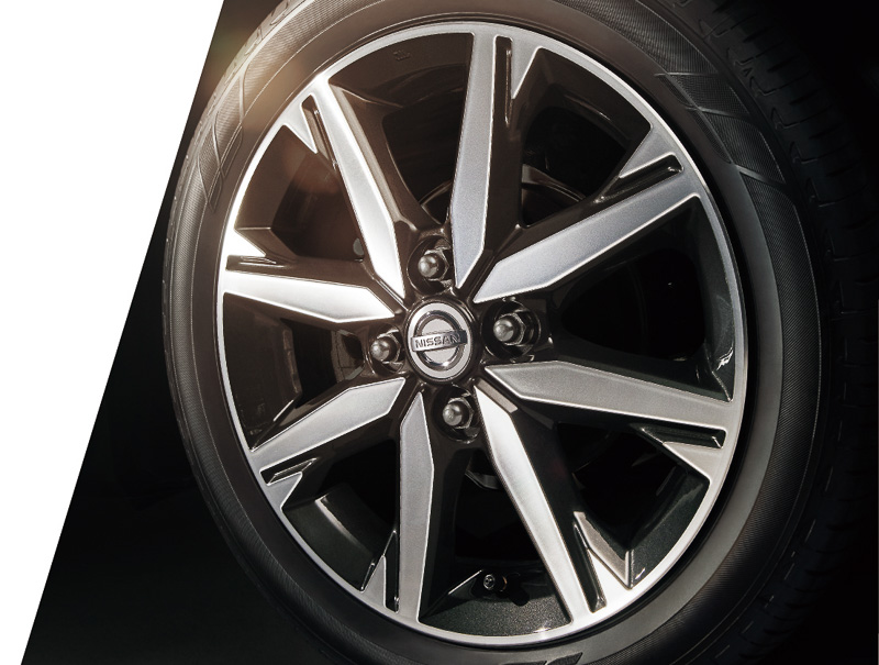 15インチアルミホイールを標準装備