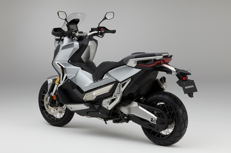 ボディデザインを強調する、デジタルシルバーメタリックのX-ADV