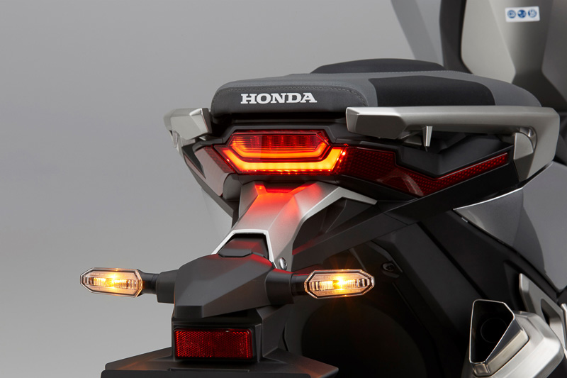 X-ADVのテールランプ