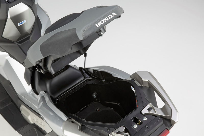 ラゲッジボックスはフルフェイスヘルメット1個の収納を実現