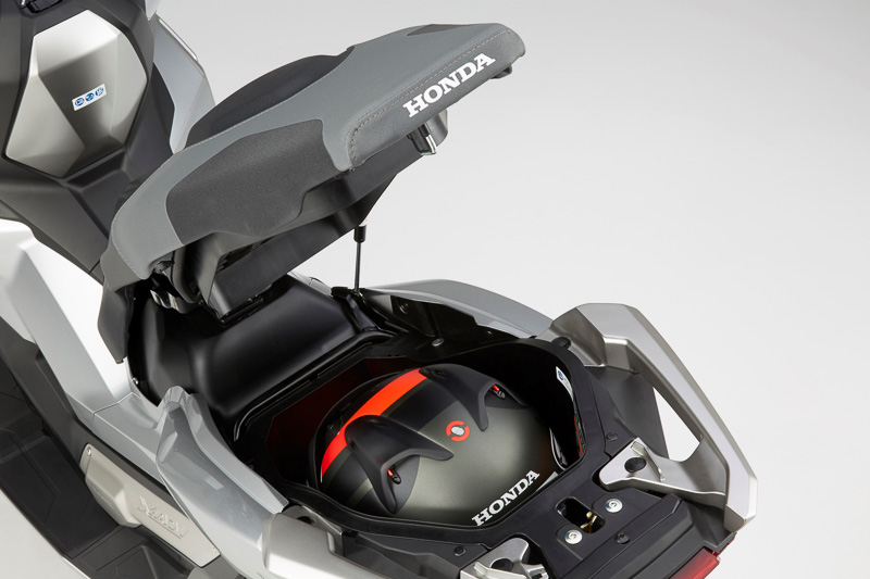 ラゲッジボックスはフルフェイスヘルメット1個の収納を実現