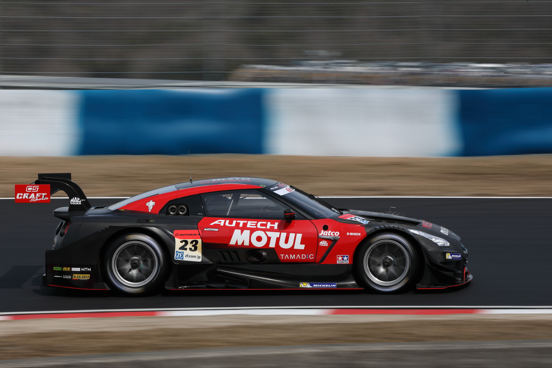 写真左はオートライティングオプティマイザを「しない」、写真右がオートライティングオプティマイザを「する」。※比較画像は同一画像をDPP4.5で設定を変えて生成しました