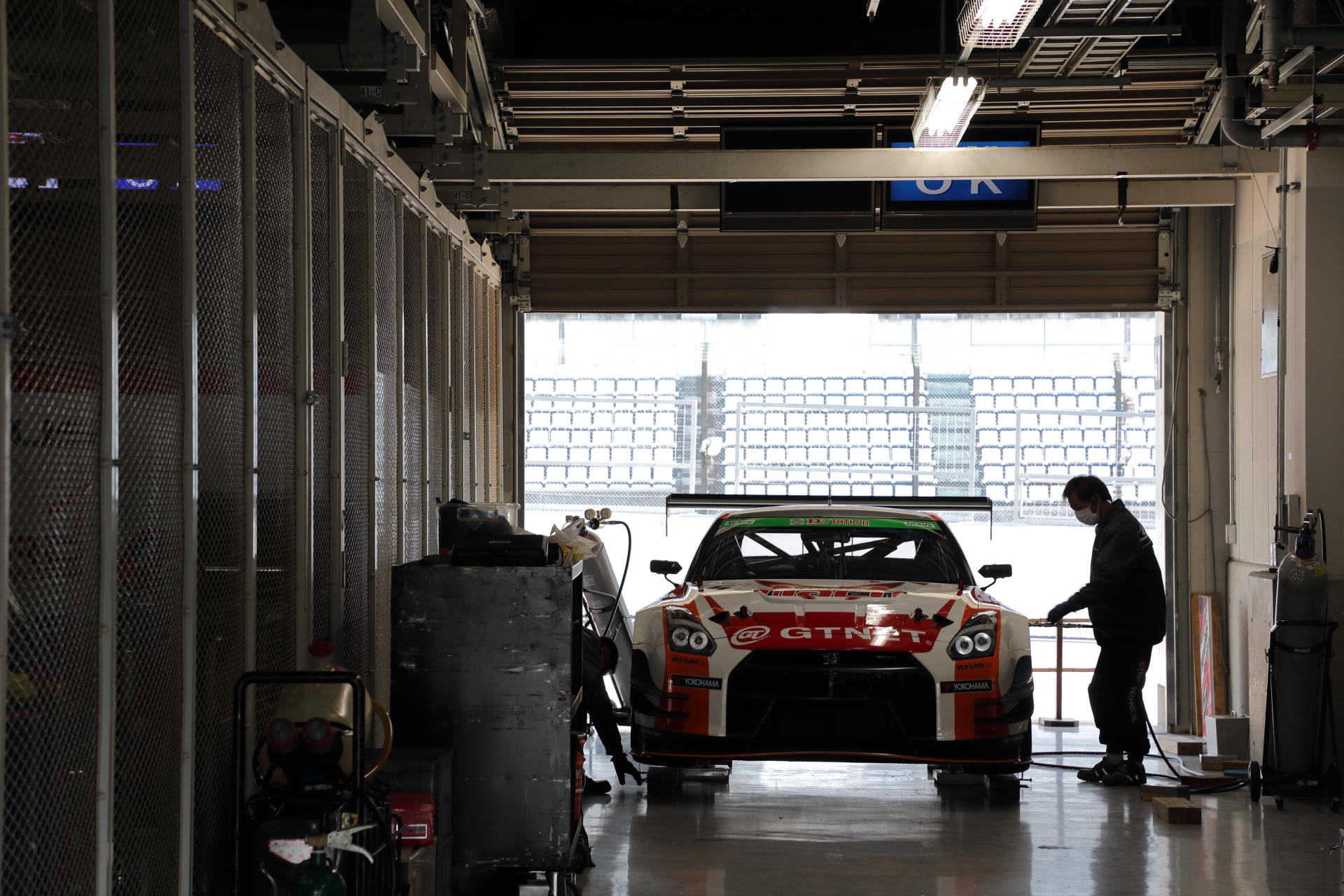 「オートライティングオプティマイザ」「する（標準）」＋ DPPにてハイライトを抑え背景のスタンドをはっきりさせた